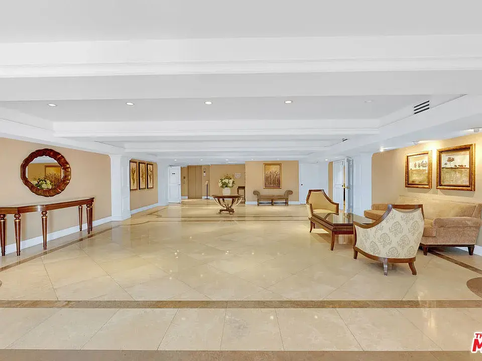 321 N Oakhurst Dr APT 203, Beverly Hills, CA 90210