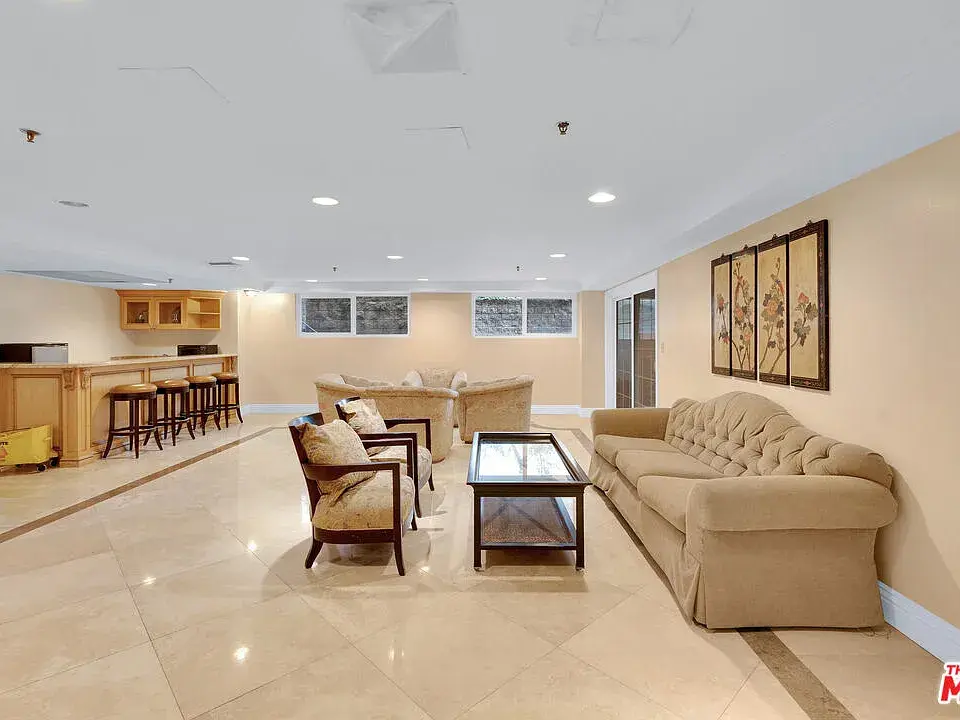 321 N Oakhurst Dr APT 203, Beverly Hills, CA 90210