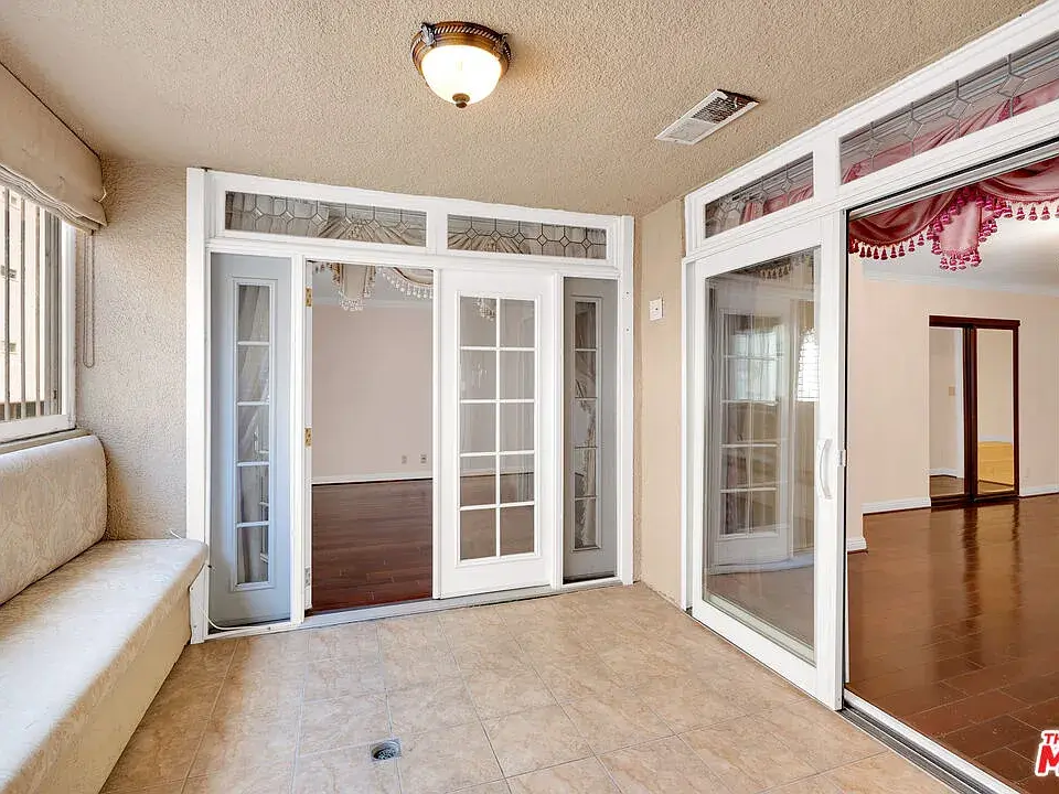 321 N Oakhurst Dr APT 203, Beverly Hills, CA 90210