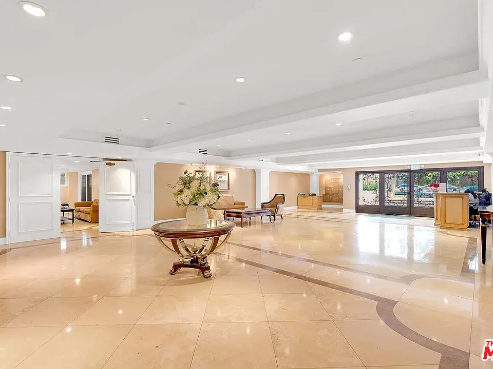 321 N Oakhurst Dr APT 203, Beverly Hills, CA 90210