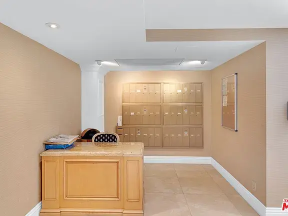 321 N Oakhurst Dr APT 203, Beverly Hills, CA 90210