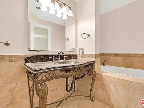 321 N Oakhurst Dr APT 203, Beverly Hills, CA 90210