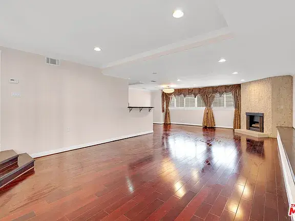 321 N Oakhurst Dr APT 203, Beverly Hills, CA 90210