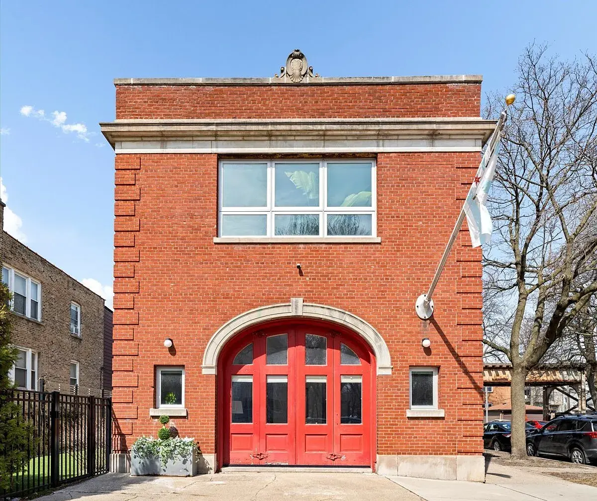 2100 W Eastwood Ave,   Chicago, IL 60625