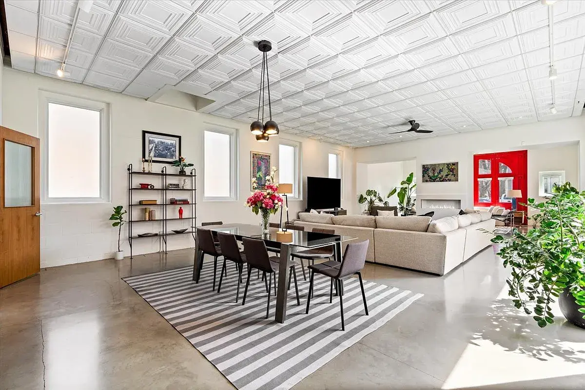 2100 W Eastwood Ave,   Chicago, IL 60625