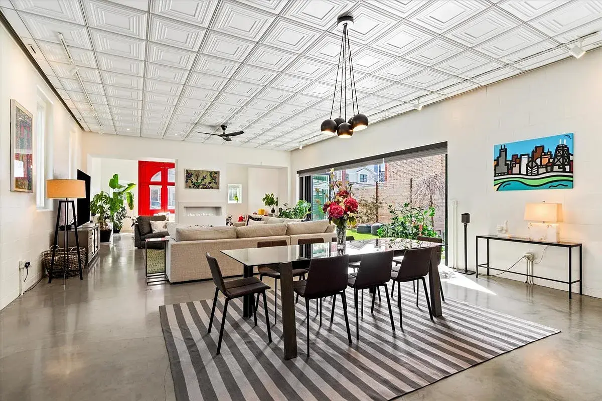 2100 W Eastwood Ave,   Chicago, IL 60625