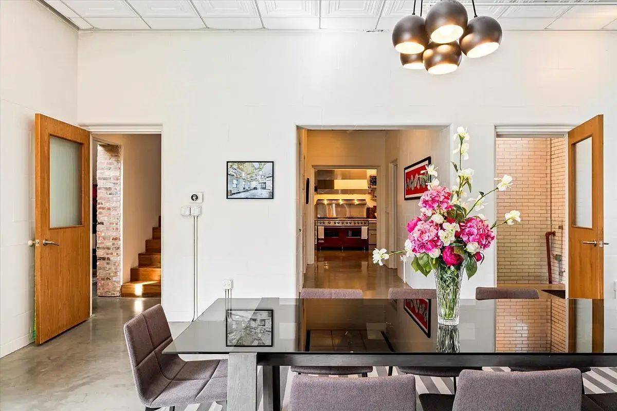 2100 W Eastwood Ave,   Chicago, IL 60625