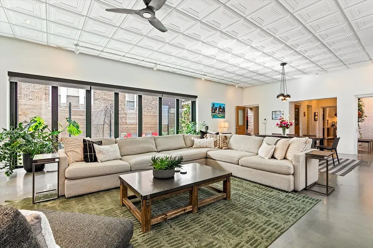 2100 W Eastwood Ave,   Chicago, IL 60625