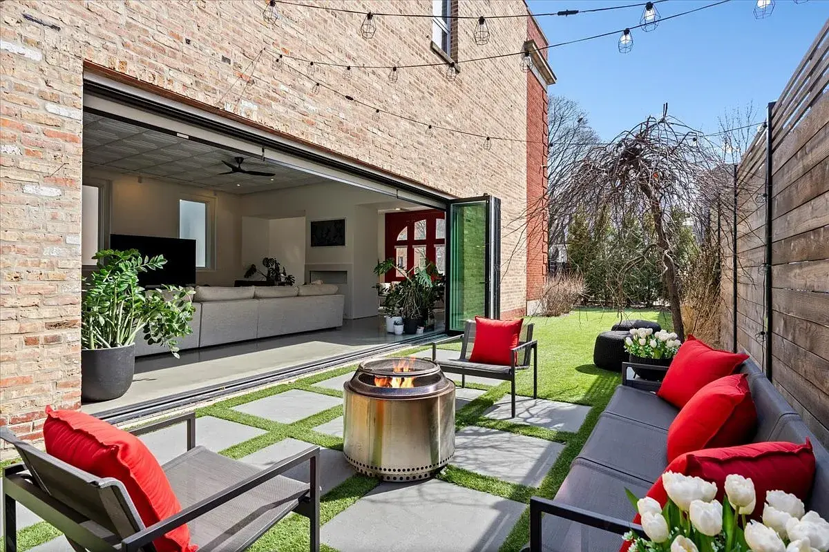 2100 W Eastwood Ave,   Chicago, IL 60625