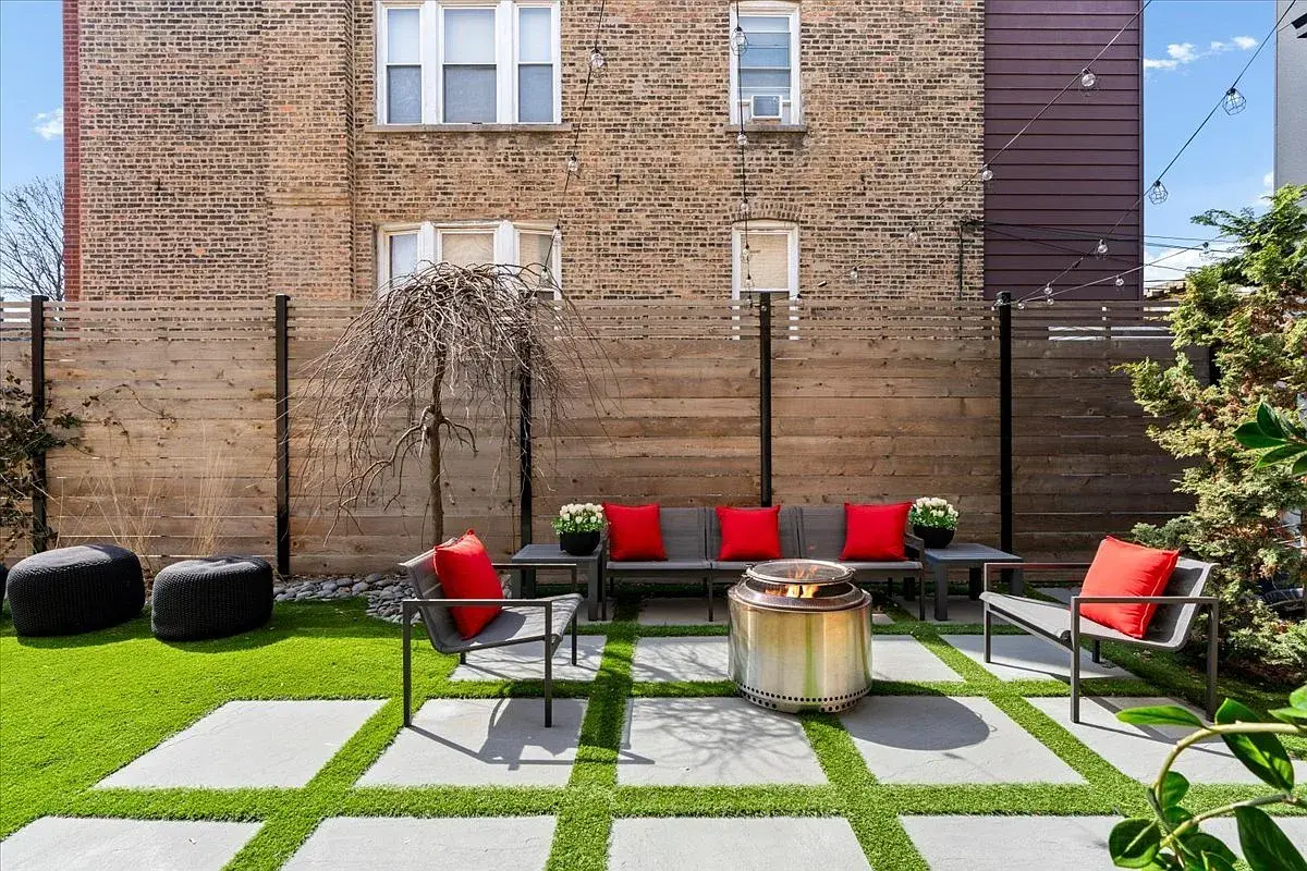 2100 W Eastwood Ave,   Chicago, IL 60625