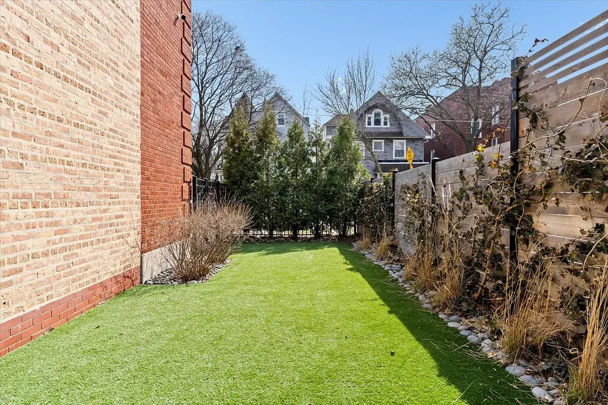 2100 W Eastwood Ave,   Chicago, IL 60625