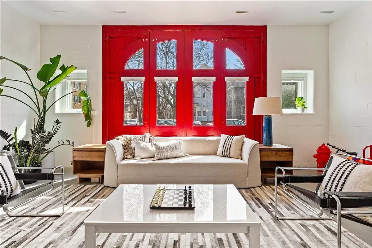 2100 W Eastwood Ave,   Chicago, IL 60625