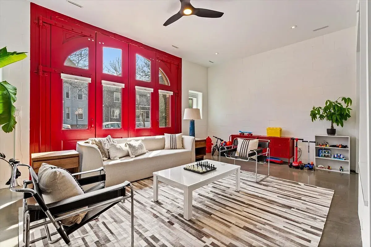 2100 W Eastwood Ave,   Chicago, IL 60625