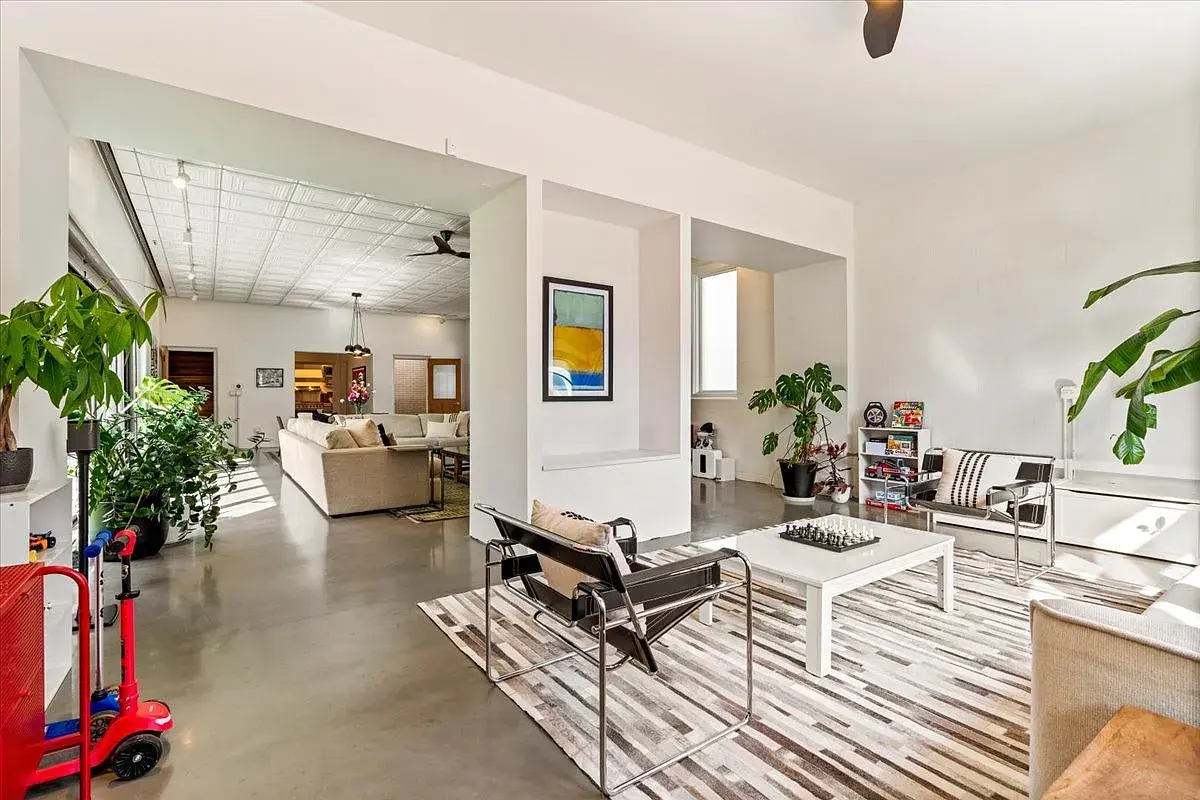 2100 W Eastwood Ave,   Chicago, IL 60625