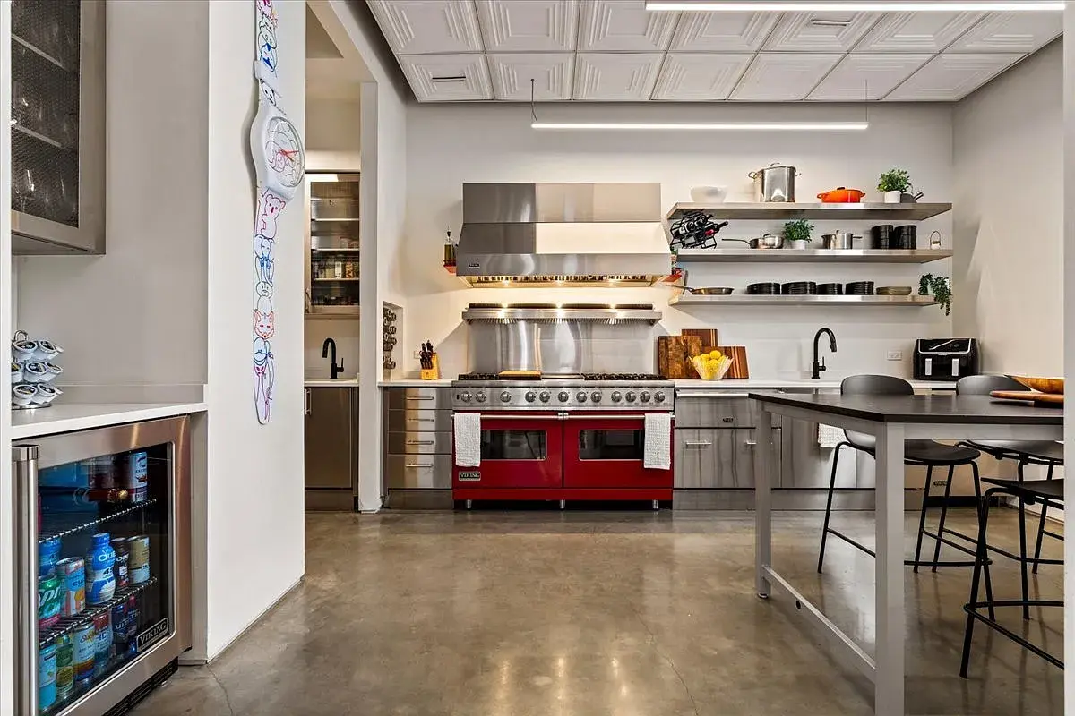 2100 W Eastwood Ave,   Chicago, IL 60625