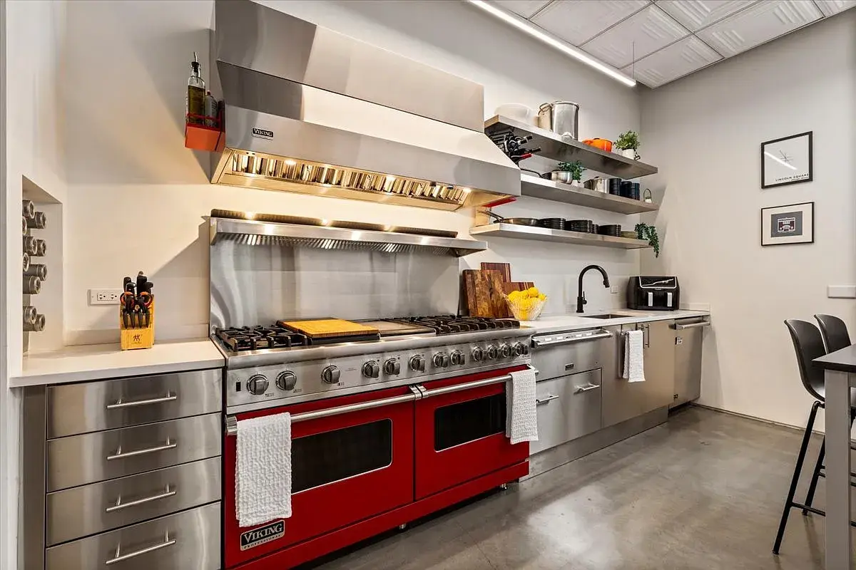 2100 W Eastwood Ave,   Chicago, IL 60625