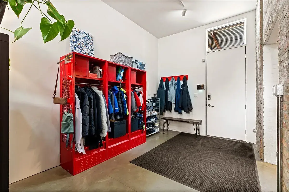 2100 W Eastwood Ave,   Chicago, IL 60625