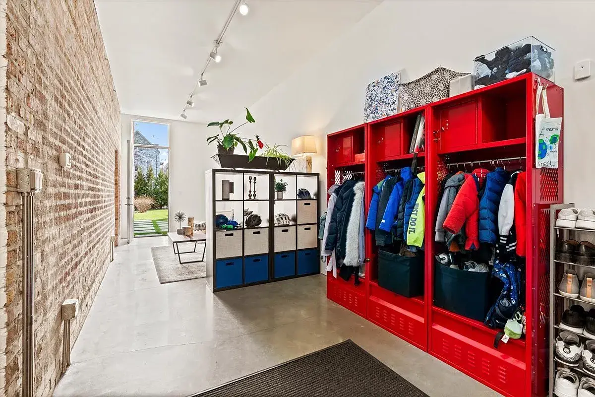 2100 W Eastwood Ave,   Chicago, IL 60625