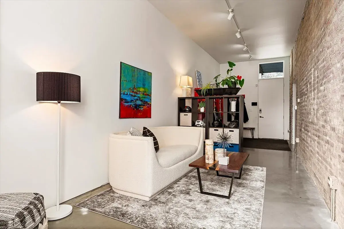 2100 W Eastwood Ave,   Chicago, IL 60625