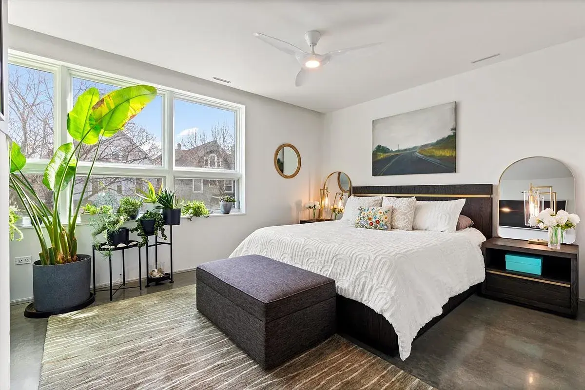 2100 W Eastwood Ave,   Chicago, IL 60625