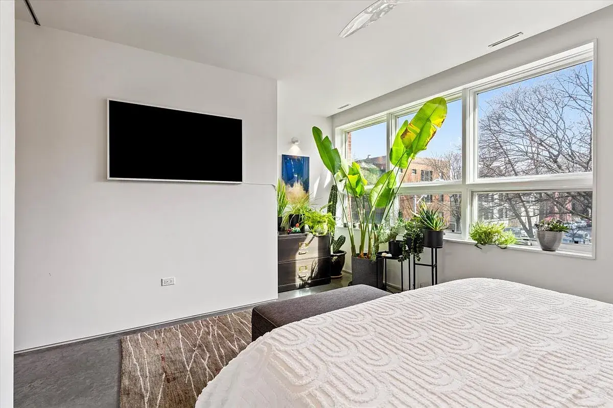 2100 W Eastwood Ave,   Chicago, IL 60625