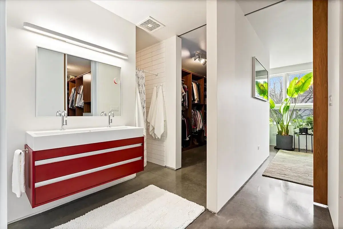 2100 W Eastwood Ave,   Chicago, IL 60625