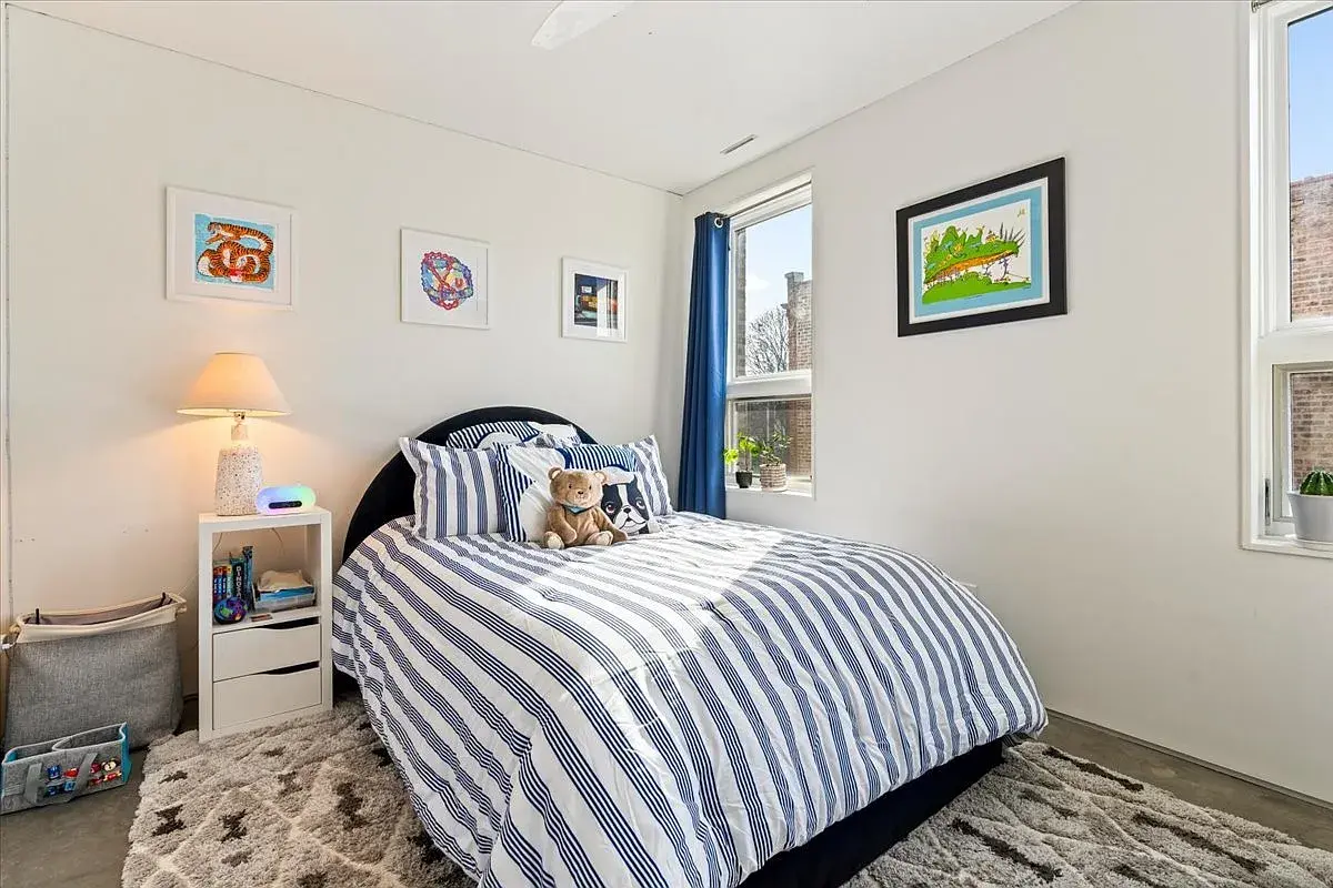 2100 W Eastwood Ave,   Chicago, IL 60625