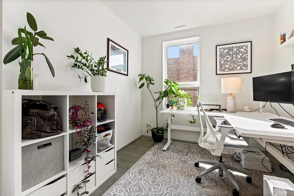 2100 W Eastwood Ave,   Chicago, IL 60625