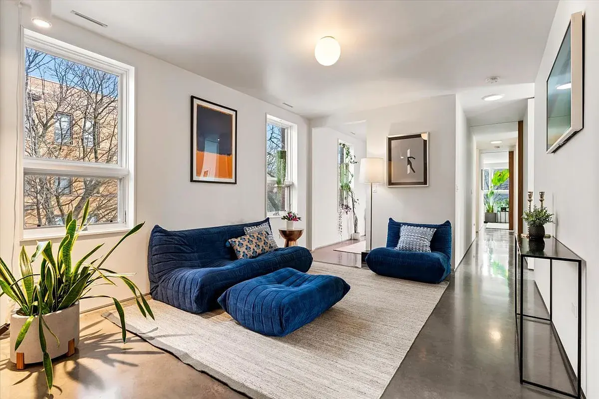 2100 W Eastwood Ave,   Chicago, IL 60625