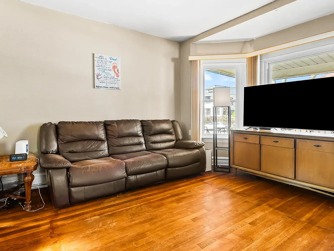 4541 N Harding Ave,   Chicago, IL 60625