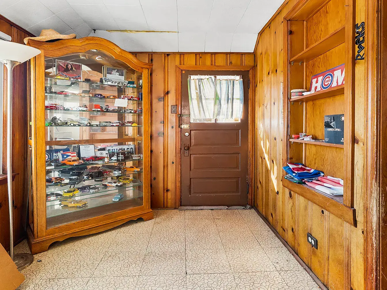 4541 N Harding Ave,   Chicago, IL 60625