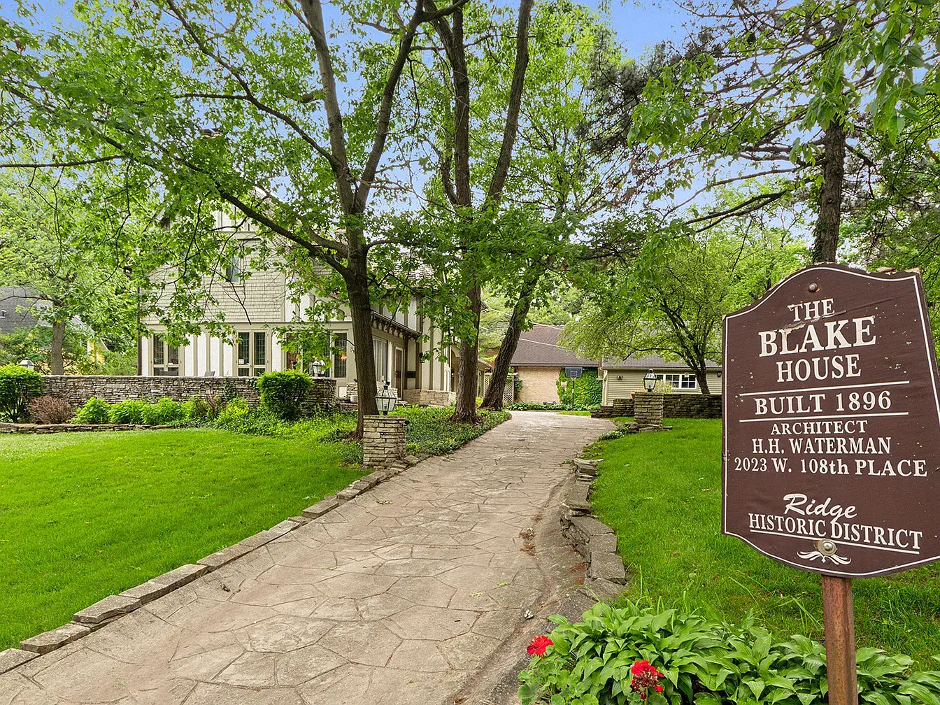 2023-2027 W 108th Pl,   Chicago, IL 60643