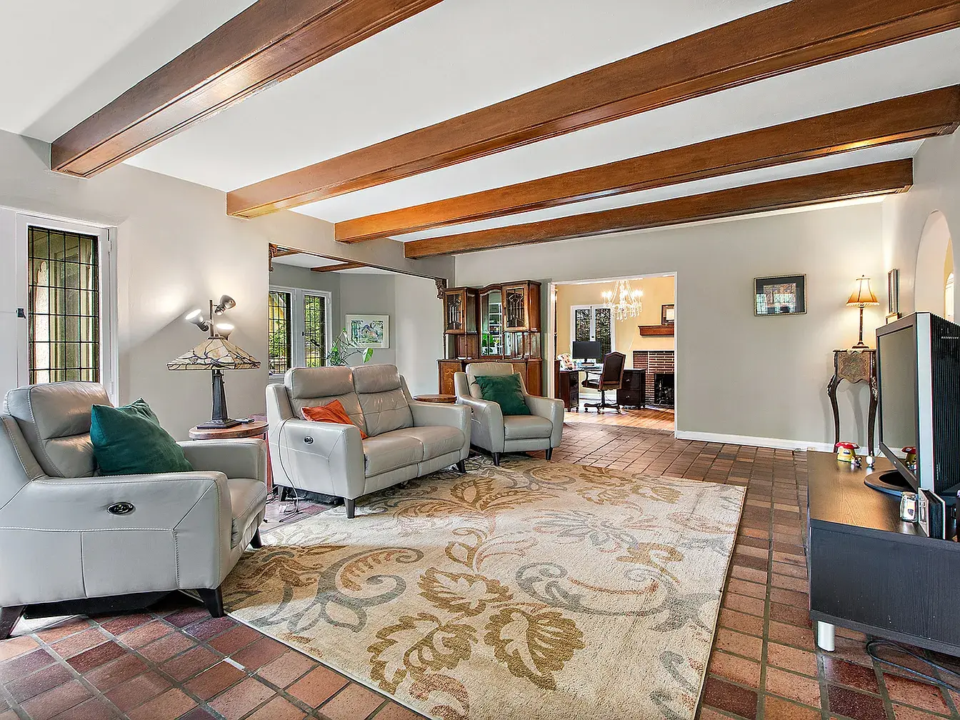 2023-2027 W 108th Pl,   Chicago, IL 60643