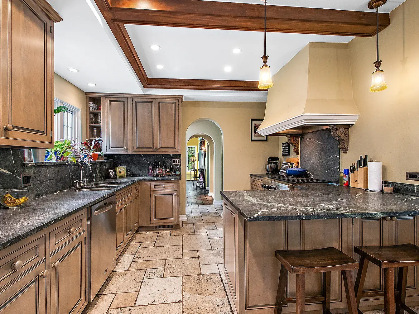 2023-2027 W 108th Pl,   Chicago, IL 60643