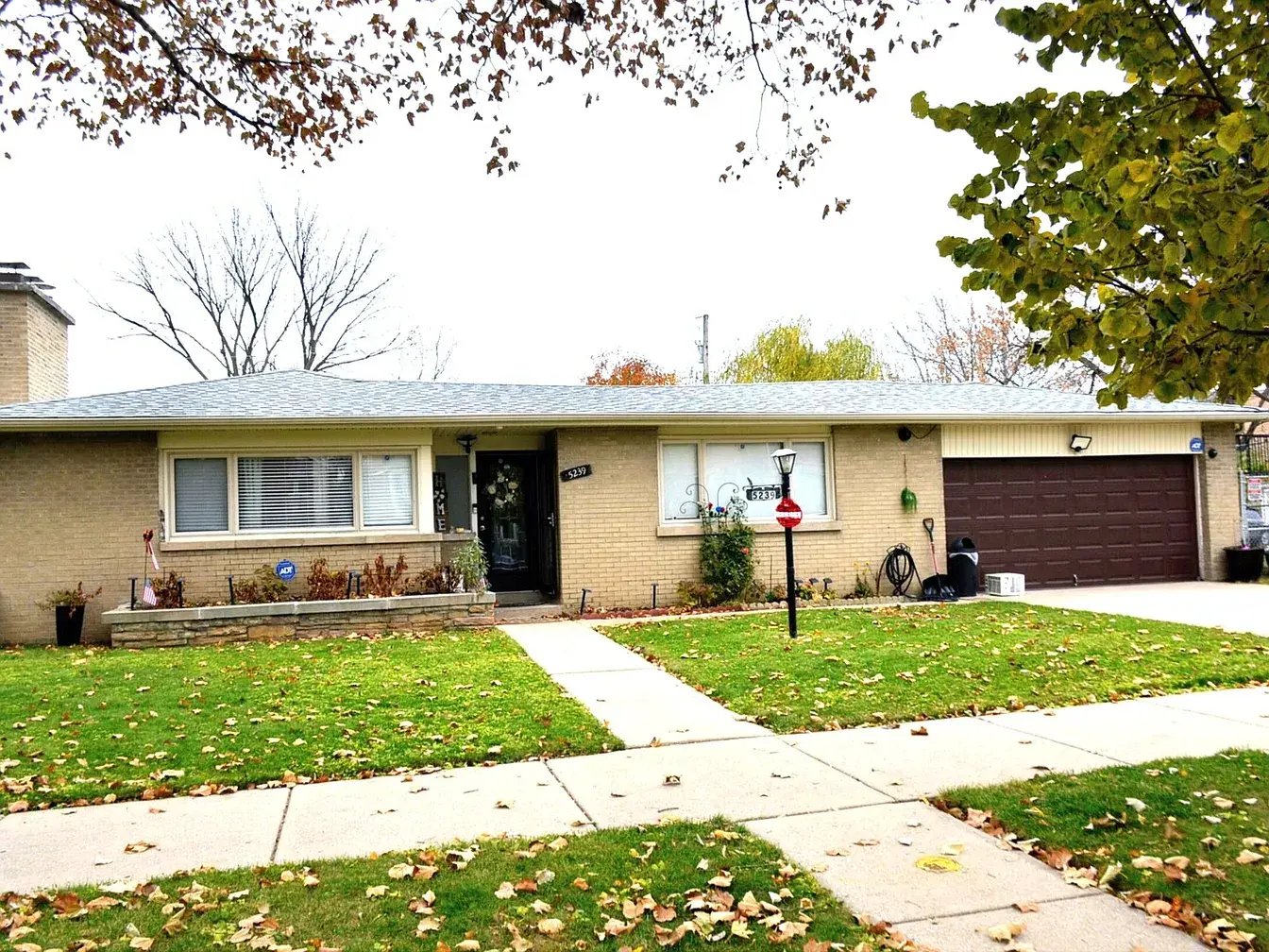 5239 N Virginia Ave,   Chicago, IL 60625