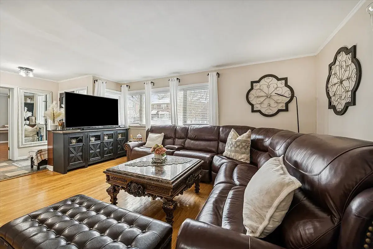 5239 N Virginia Ave,   Chicago, IL 60625