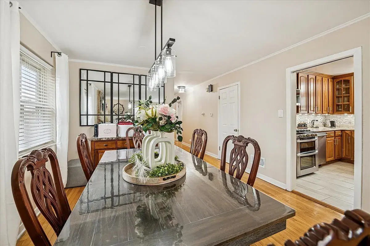 5239 N Virginia Ave,   Chicago, IL 60625