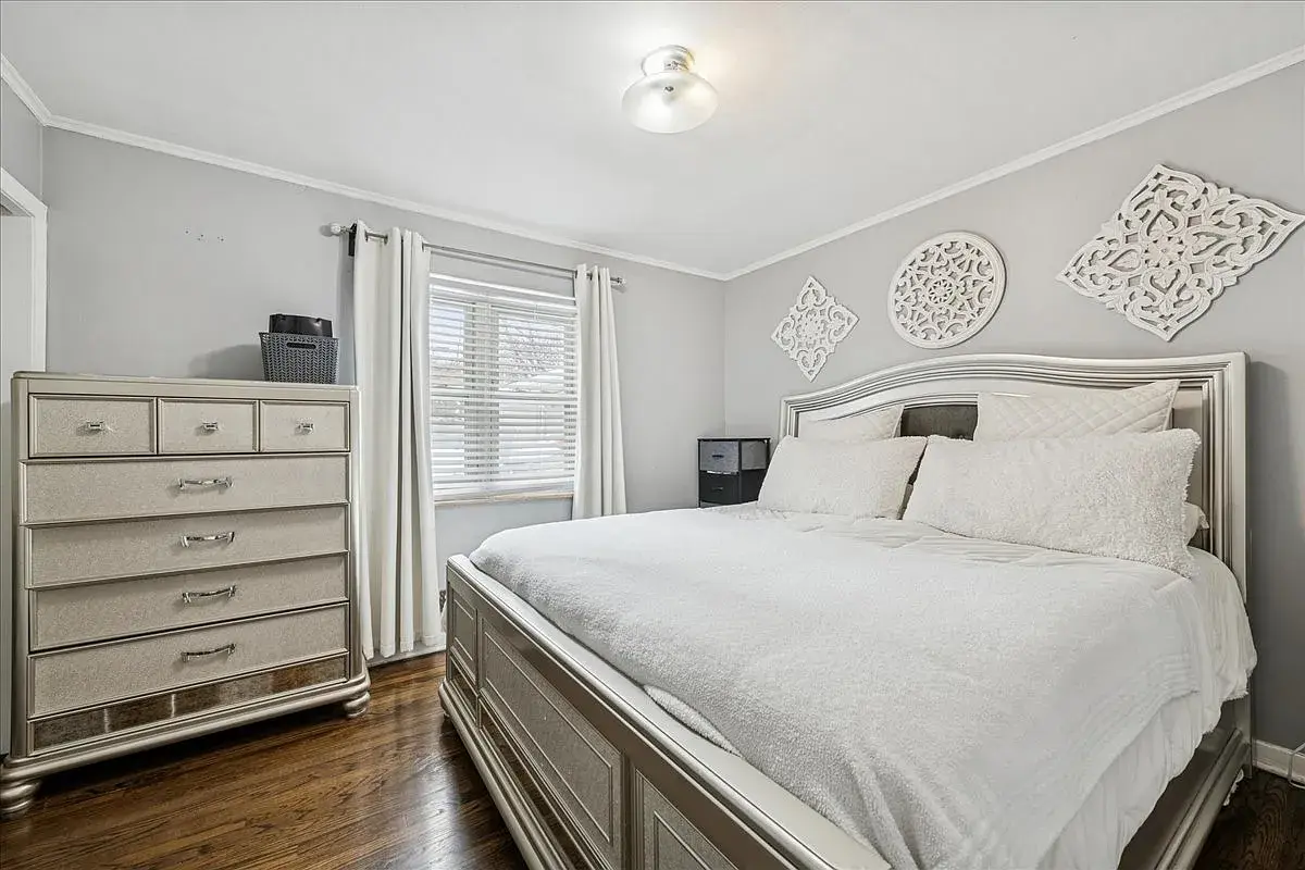 5239 N Virginia Ave,   Chicago, IL 60625