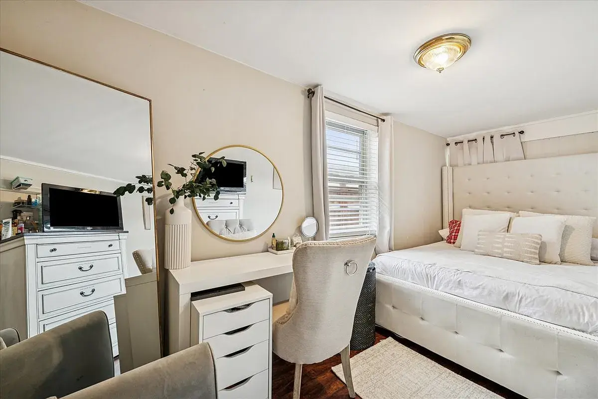 5239 N Virginia Ave,   Chicago, IL 60625