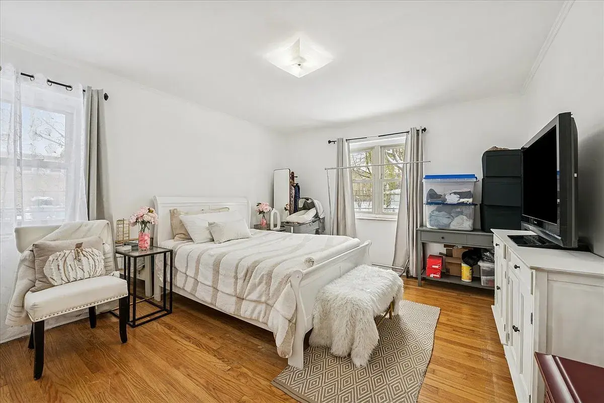 5239 N Virginia Ave,   Chicago, IL 60625