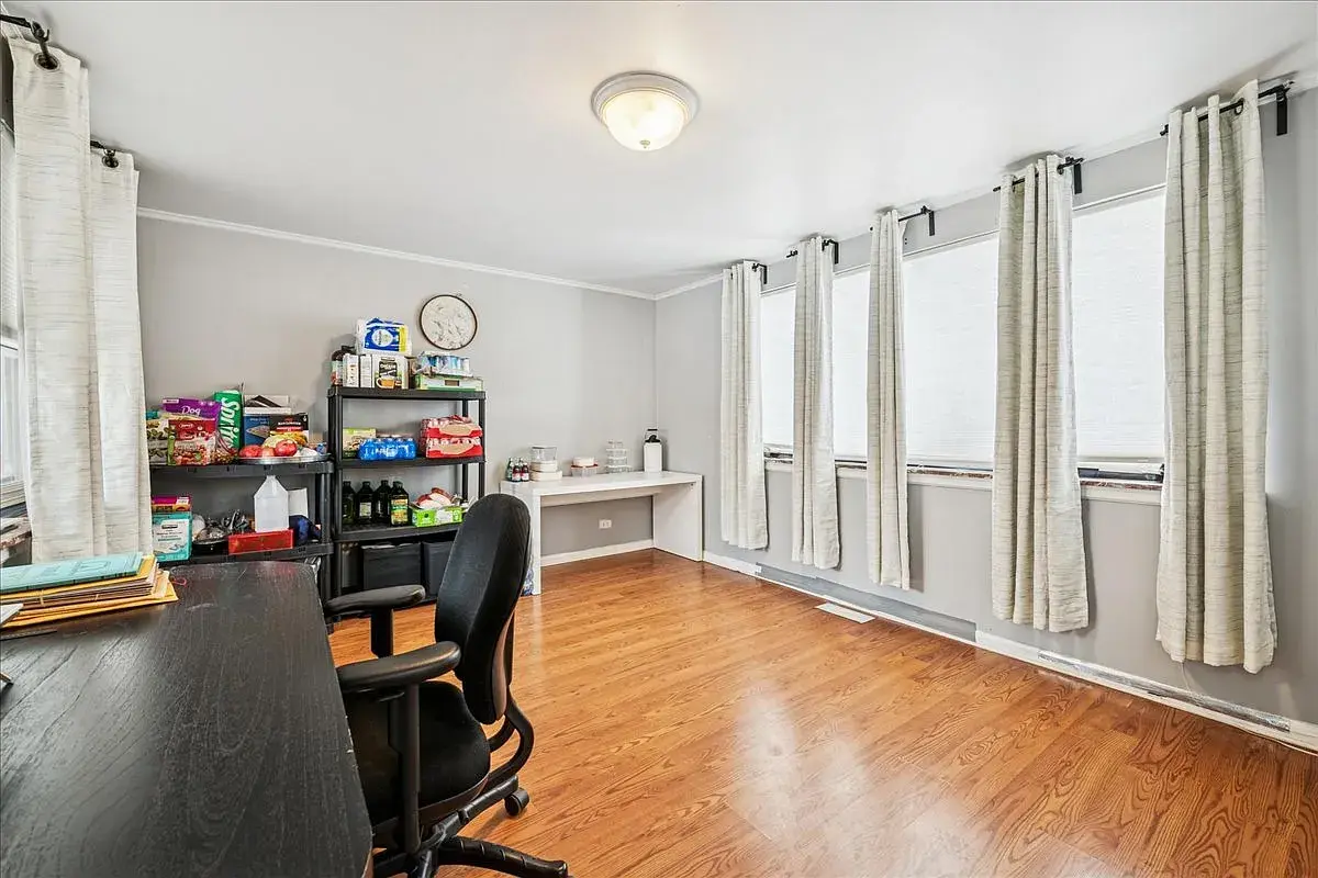 5239 N Virginia Ave,   Chicago, IL 60625