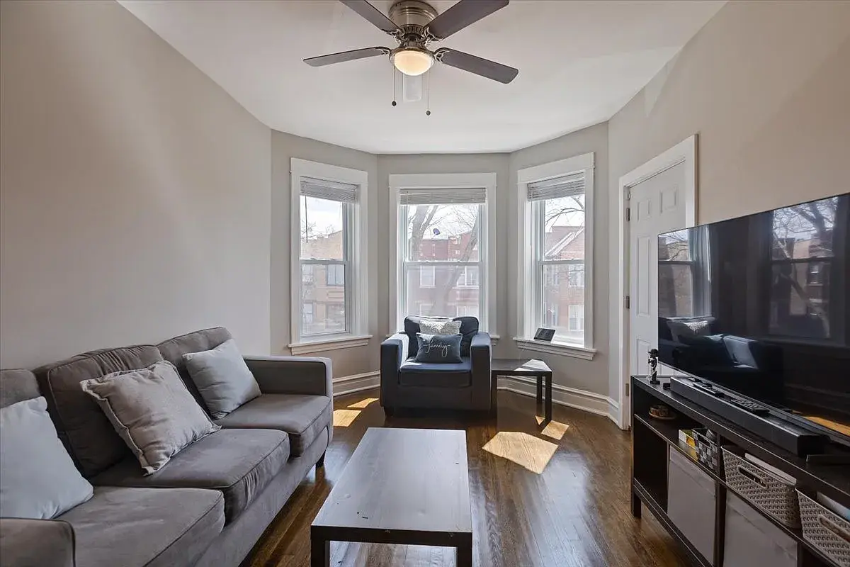 4844 W Rice St,   Chicago, IL 60651