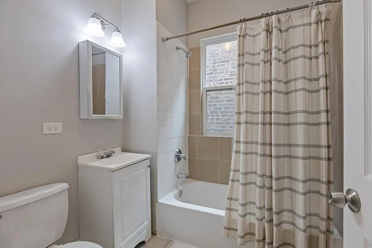 4844 W Rice St,   Chicago, IL 60651