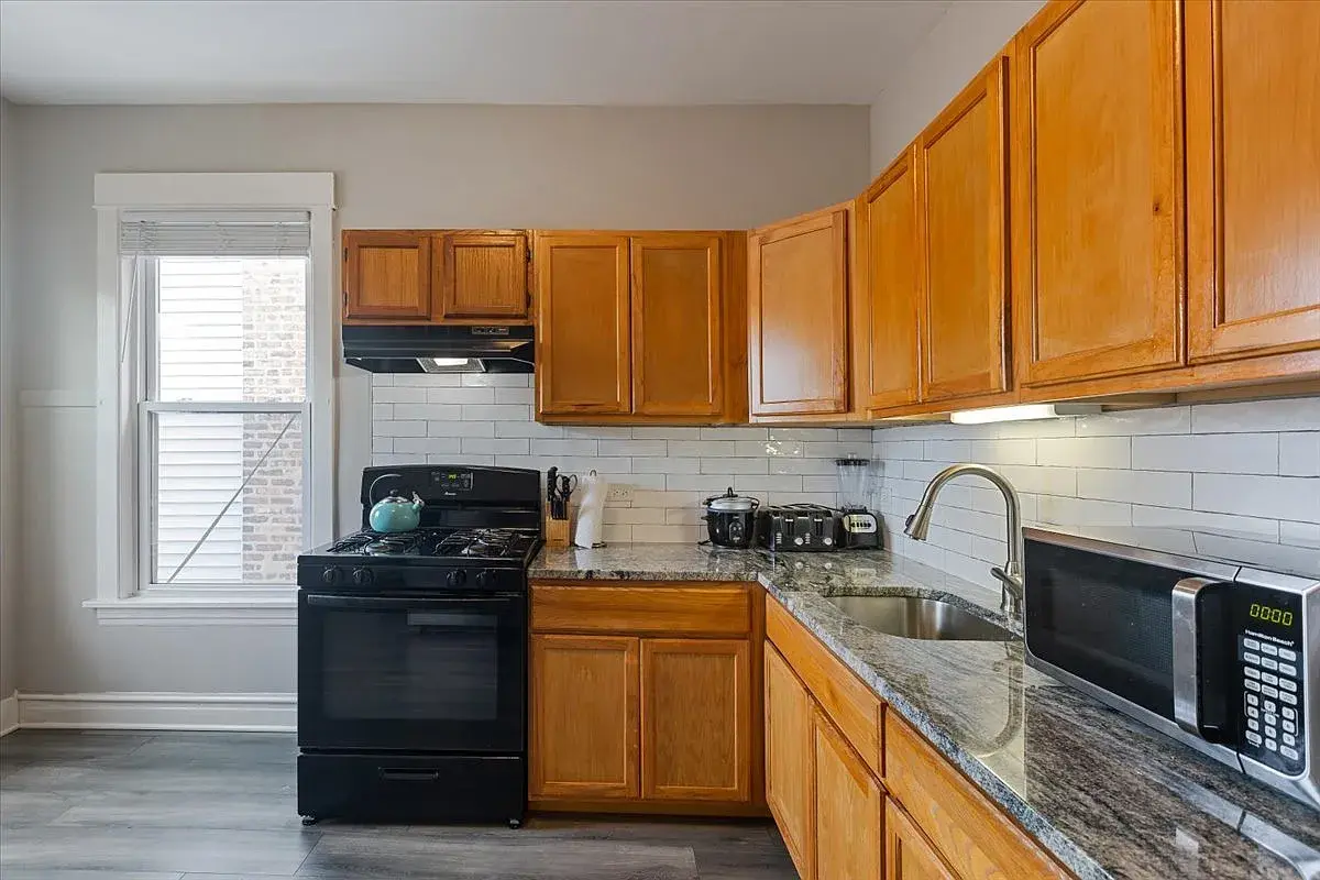 4844 W Rice St,   Chicago, IL 60651