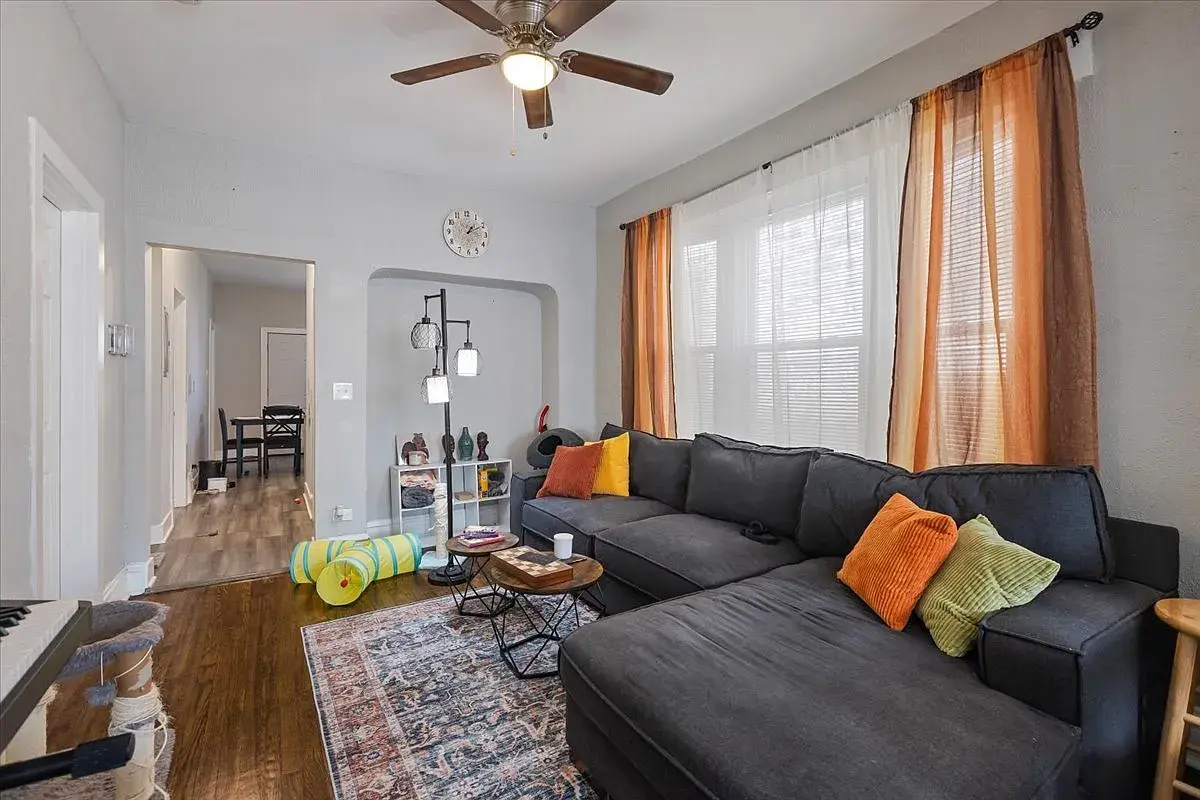 4844 W Rice St,   Chicago, IL 60651