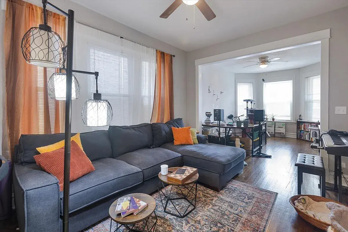 4844 W Rice St,   Chicago, IL 60651