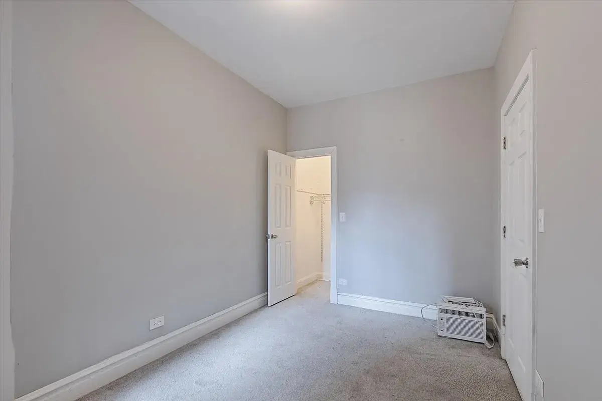 4844 W Rice St,   Chicago, IL 60651