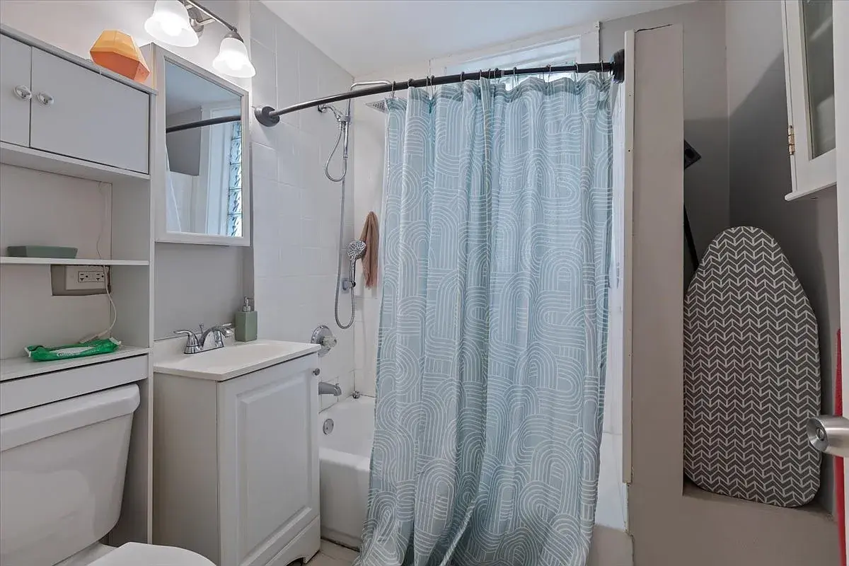 4844 W Rice St,   Chicago, IL 60651