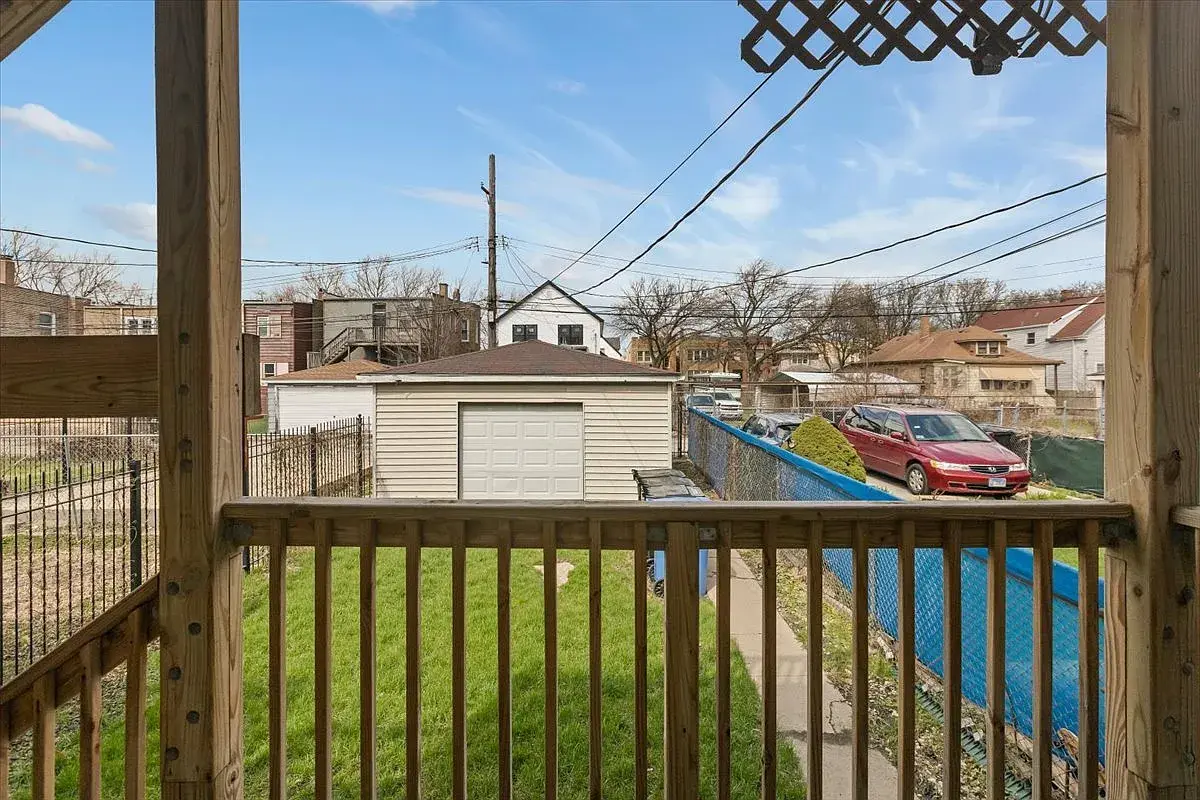 4844 W Rice St,   Chicago, IL 60651