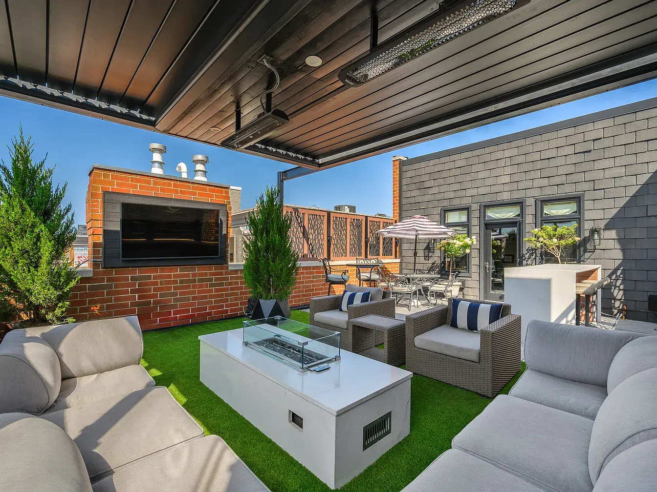 2140 N Clifton Ave,   Chicago, IL 60614